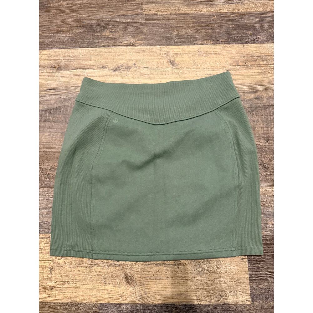 Lululemon Scuba HR Green Mini Skirt Size Small NWT - Picture 2 of 4